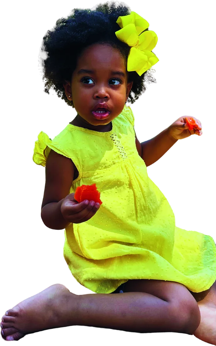 Menina de vestido amarelo comendo um doce Tony Kelly